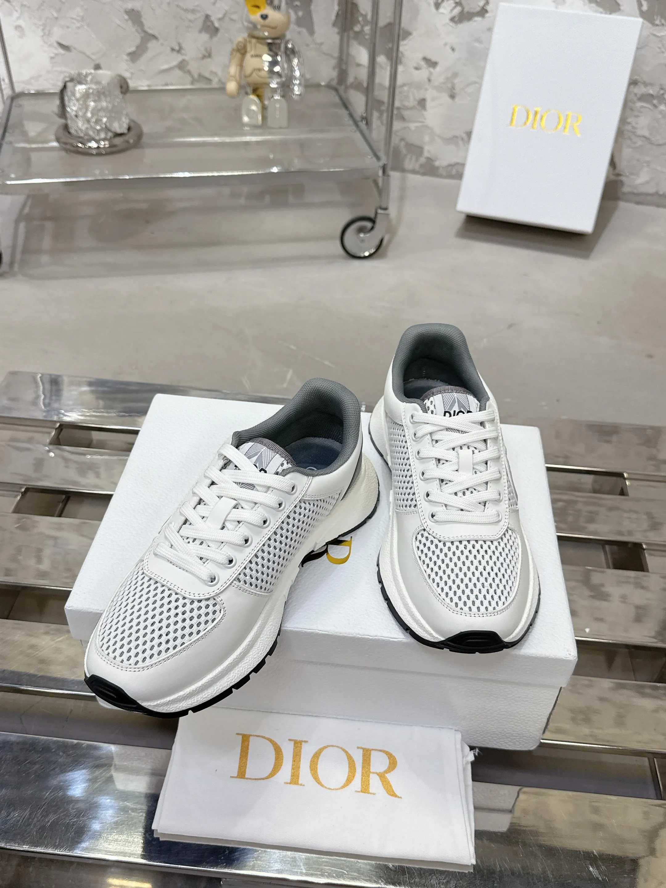[Dior Dior] P: 640💰Couple model Size: Female: 35-40 (customized at 41), male 39-44. (customized at 45) 2025 Dior Dior autumn and winter new couple model, thick-soled casual sports shoes, originally purchased and developed to reinterpret the sports style with an elegant and fashionable shape. The upper is crafted from white mesh fabric and features the Christian Dior Paris signature on the laces and heel. The exquisite two-color sole is light and soft, which can add a high-end temperament to all kinds of casual looks. The delivery counter is exquisitely packaged🛍📦 ▪️Material: Original custom imported first-layer cowhide ▪️Inner lining: Imported soft sheepskin lining ▪️Sole: Original open-molded anti-slip rubber material ▪️Sole thickness: 4CM